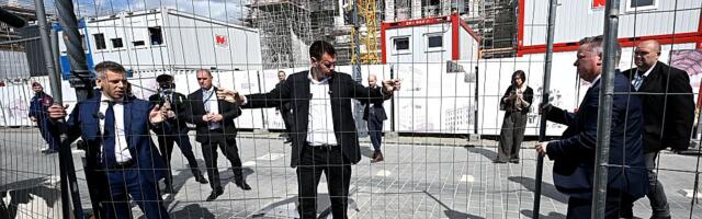 FOTO: Mađar sklonio ograde ispred bivšeg Orbanovog sedišta, zgrada otvorena za posetioce