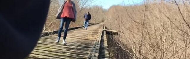 OBJAVLJEN STRAVIČAN SNIMAK POSLEDNJIH TRENUTAKA DVE DRUGARICE PRED SMRT: Čuje se muški glas koji ih ŠALJE U SMRT (VIDEO)