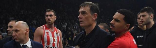 HAOS U ATINI! Jorgos Barcokas hteo da se tuče sa navijačom (VIDEO)
