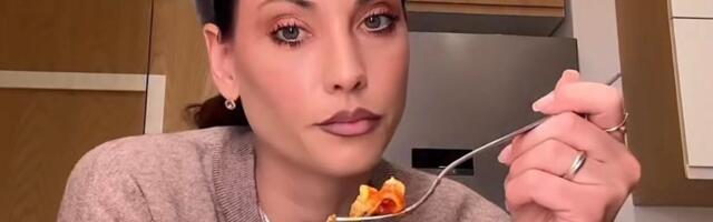 Mirka Vasiljević se snimila dok kuva, na njenoj ruci nakit vredan 16.000 evra: Ovo je omiljeno porodično jelo