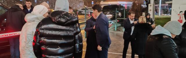 Hladno vreme kvari fudbalski užitak, Belodedić se slika sa navijačima (VIDEO)