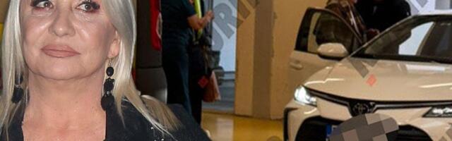 VESNA ZMIJANAC IZAŠLA IZ BOLNICE: Zet Relja Popović došao taksijem po taštu - evo kako izgleda pevačica nakon operacije (FOTO)