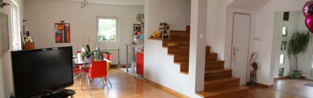 Voditeljka "Dnevnika" otvorila vrata KUĆE koju je od nule renovirala sa mužem, CRVENA BOJA je neizostavni deo svih prostorija (FOTO)