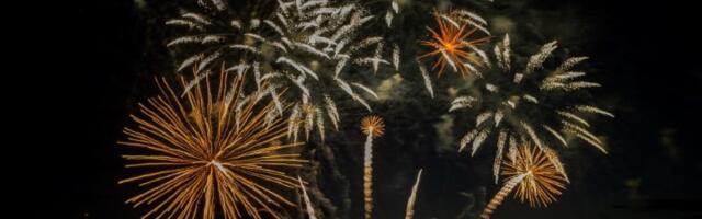 Peh na novogodišnjem performansu: Dronovi u Budvi popadali u more (VIDEO)