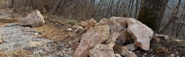 Odroni pokrenuti na putu ka Kablaru, rizik od obrušavanja zemlje i kamenja