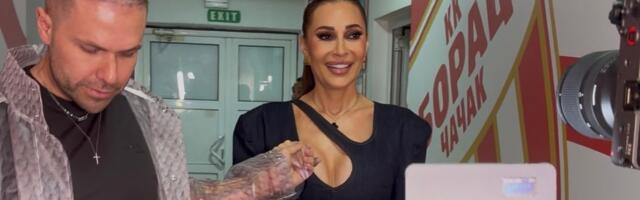 Ceca u brutalnom stajlingu raspametila Čačane, krcata hala u transu! Čizme iznad kolena, minić na njoj "puca"