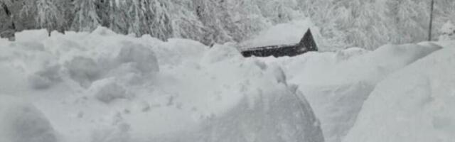 Snažna mećava zahvatila Plitvička jezera! Napadalo metar snega kao da je decembar, mnoga vozila ostala zatrpana