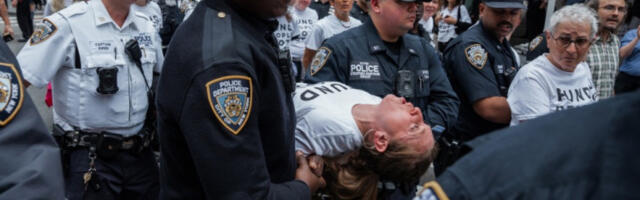 Хапшења у Њујорку: „Финансирајте људе, а не бомбе“