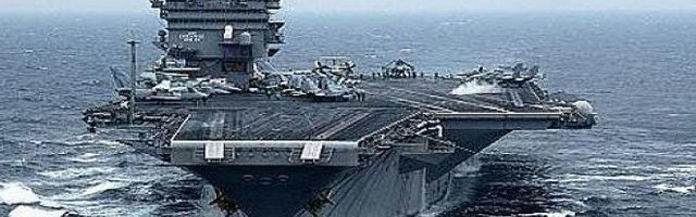 (VIDEO) MORNARI HEROJSKI ISPRATILI SMENJENOG KAPETANA! Tražio je pomoć, na nosaču aviona bilo je na hiljade obolelih od korone, KOMANDA GA ODMAH OTPUSTILA!