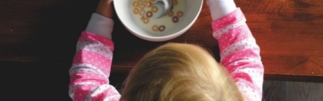 OVA DEVOJČICA JEDE LUK KAO DA JE JABUKA! Njene grimase su presmešne! OBAVEZNO POGLEDAJTE!