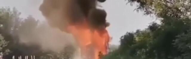 AUTOBUS BUKTINJA NA DRUMU KOD RAČE KRAGUJEVAČKE: Pojavio se dramatičan snimak, ovako ga je vatra progutala (VIDEO)