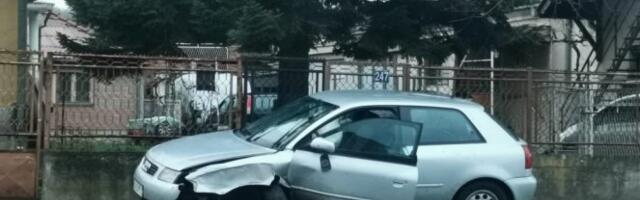 ZAKUCAO SE U STUB JAVNE RASVETE! Otpao mu levi toćak na "AUDIJU", OTVORILI SE AIRBEGOVI