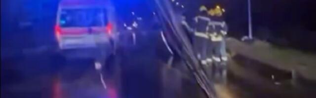 Auto udario u semafor, "iščupao" ga iz zemlje i prevrnuo se! (VIDEO)
