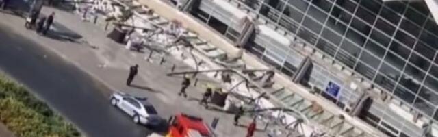 Urušio se deo železničke stanice u Novom Sadu: Strahuje se da ima povređenih (VIDEO)