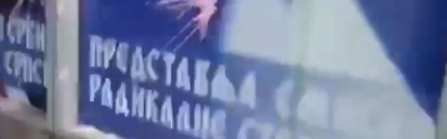 Demonstranti u Zemunu razlupali sedište radikala (VIDEO)