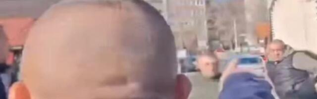VIDEO: Tuča više desetina ljudi kod prostorija SNS i PIO fonda u Boru, intervenisala i policija