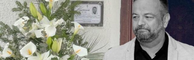 SCENE NA SAHRANI SAŠE KATANČIĆA ĆE VAS NAJEŽITI: Porodica i prijatelji ispraćaju pevača na večni počinak, ulaz u crkvu prekriven cvećem! (VIDEO)