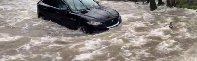 Zaleteo se Jaguarom u vodu: Pogrešna procena dubine (VIDEO)