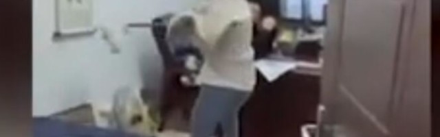 Kineskinja IZDEVETALA ŠEFA METLOM: Gađala ga knjigama i zalila vodom jer joj je slao nepristojne poruke (VIDEO)