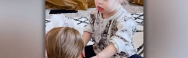 Rastopiće vam srca: Devojčica sa Daunovim sindromom dobila lutku koja liči na nju (VIDEO)