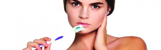 Gledajući reklame navikli smo da OVAKO PEREMO ZUBE, a to može da napravi VELIKI PROBLEM poručuje poznati stomatolog!