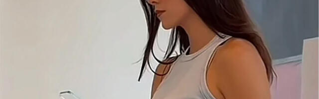 Devojka snimljena sa potpuno staklenim telefonom