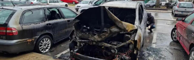 MLADIĆ SPALIO AUTOMOBIL U MLADENOVCU Policija ga ubrzo pronašla i uhapsila