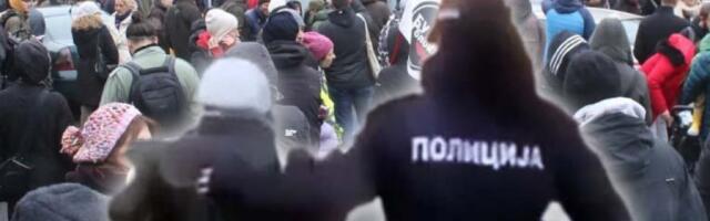 ŠTA JE BAKA ZGREŠILA DA BI JE LEGITIMISALI?! Blokaderi napravili pakao BOLESNOJ ŽENI, u svemu učestvovala i policajka! (VIDEO)