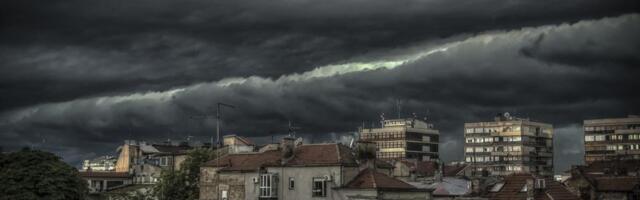 CRNI OBLACI NAD OVIM DELOVIMA SRBIJE! Najnovija vremenska prognoza: RHMZ najavio novi vremenski obrt, poznat tačan datum! Evo šta nas čeka tokom večeri i noći