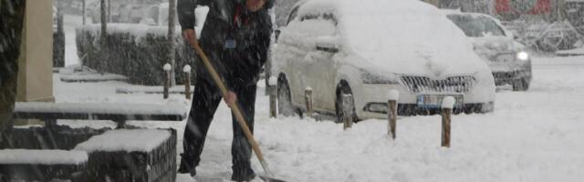 PUTEVI KLIZAVI ZBOG SNEGA! AMSS upozorio vozače da ne kreću na put bez zimskih guma: Objavljeno i trenutno stanje na prelazima