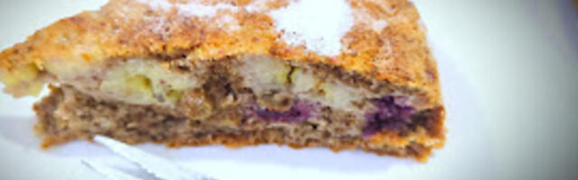 Mirisna čarolija iz bakine kuhinje: Sočni kolač sa orasima, cimetom i bananama, nema šanse da vam ne uspe