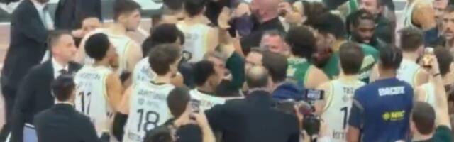 Opšta tuča u Atini: Lesor uleteo na parket i izazvao haos (VIDEO)