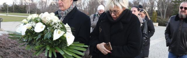 SAHRANA TATJANE JEČMENICE: Dragana Bekvalac stigla među prvima sa suprugom, nosi belu suzu, gleda u jednu tačku (FOTO)