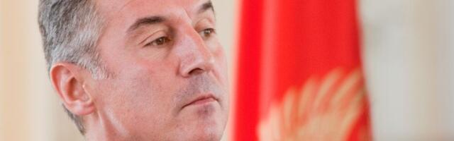 Kod kuće arsenal, a karton prazan: Milo Đukanović naoružan do zuba