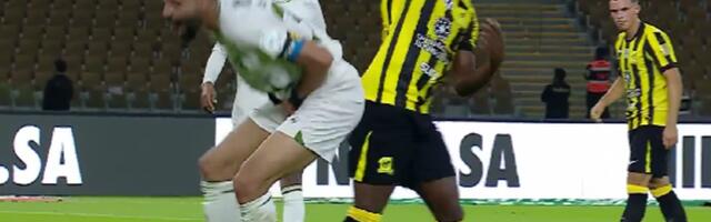Direktan crveni karton za jednu od najvećih zvezda u Saudijskoj Arabiji: Udario protivnika u međunožje /VIDEO/