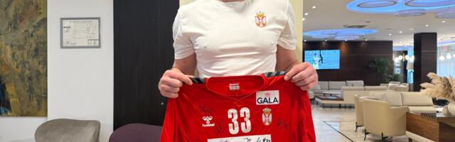 Dres rukometaša Srbije sa potpisima reprezentativaca na humanitarnoj licitaciji LFN u Nišu