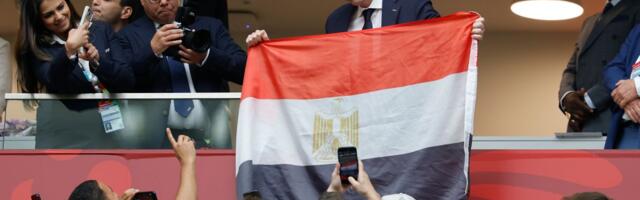 Velika provokacija predsednika FIFA, pogledajte šta je uradio sa zastavom Egipta nakon meča sa Argentinom