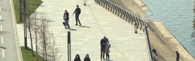 BEOGRAĐANI IGNORIŠU APELE! Parkovi i izletišta puni ljudi (Video)