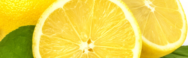 Neki ljudi spavaju sa posoljenim limunom pored glave, evo i zašto