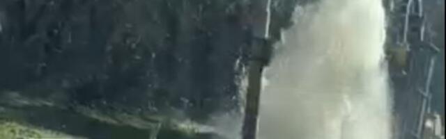 GEJZIR U BULEVARU KRALJA ALEKSANDRA! Voda šiklja na sve strane, evo šta se desilo! (VIDEO)