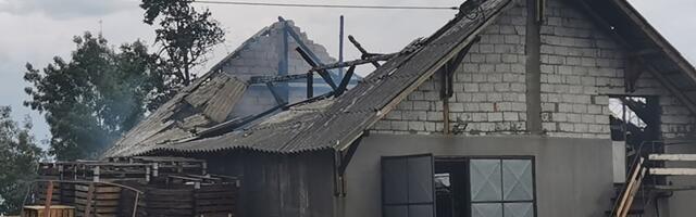Пожар у Трнави код Чачка прогутао кровну конструкцију, ватрогасци брзо деловали