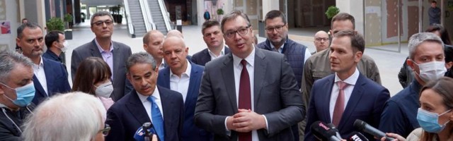 Vučić obišao Beograd na vodi: Politički protivnici šetaju promenadom i uživaju