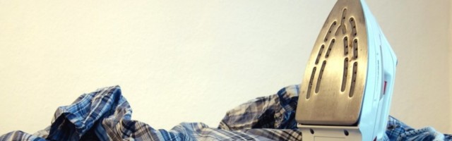 PRAKTIČAN SAVET: Kako očistiti peglu kada se tkanina zalepi za ploču?