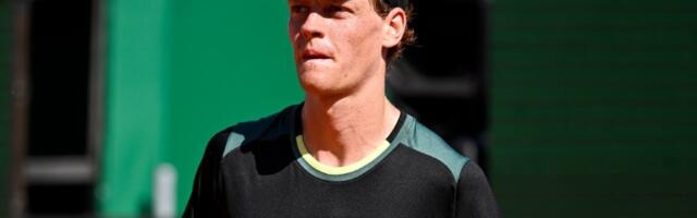 LUDILO Siner dobio reket od ČISTOG ZLATA (FOTO)