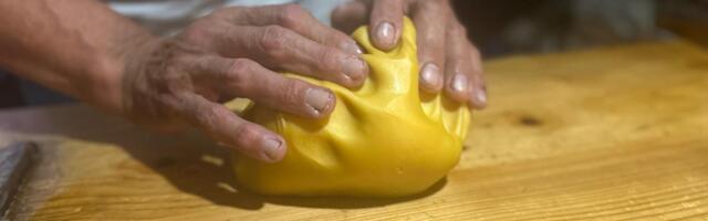 "Sveća prati čoveka od rođenja do upokojenja" Slobodan čuva jedan od najstarijih zanata, a evo šta kaže o jednom verovanju za slavke sveće