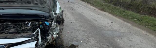 Dve osobe povređene u sudaru kod Jasenice, automobil završio u jarku