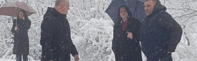 U Kladovu sneg ne prestaje! Sve ekipe na terenur, ne čiste se samo gradski putevi (FOTO)