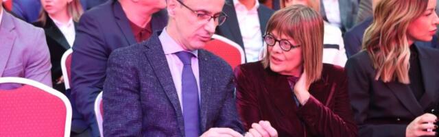 Otvorena škola u NS, ali đaka nigde - tu su Maja, Macut i Mićin: "Svi pačići došli, kao ĆACI stoje" (FOTO)