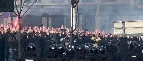 JUG ĆE BITI DUPKE PUN! GROBARI STIGLI NA MARAKANU: Pogledajte korteo navijača Partizana pred večiti derbi