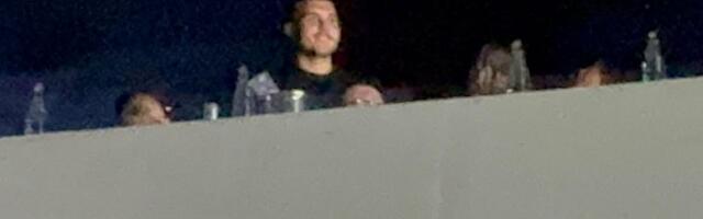 Viktor Živojinović na koncertu Lexington benda: Brenin naslednik uživa sa društvom u loži i đuska